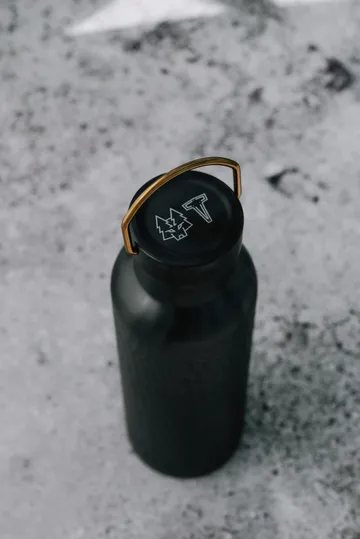 SNÖRÖK 保温瓶 750ml - 哑光黑色 - Vargen & Thor