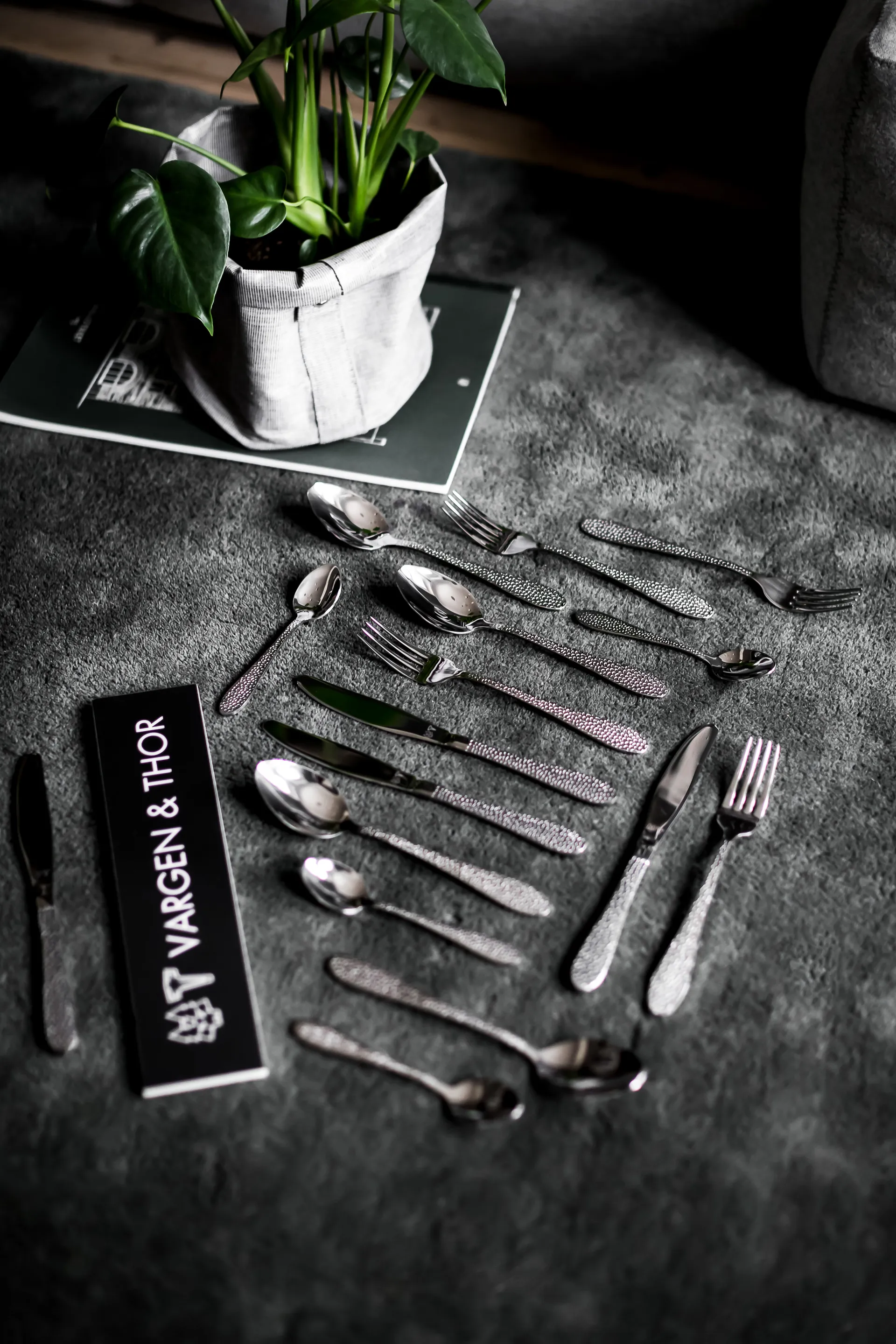 Vargen & Thor 餐具 cutlery 16 pieces, 灰色foot. 银色 Vargen & Thor