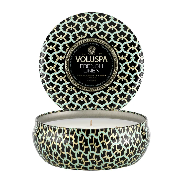 Maison Noir 三芯铁盒香薰蜡烛40小时 - 法式亚麻香 - Voluspa