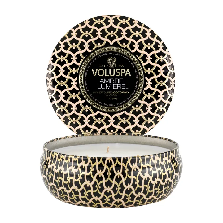 Maison Noir 三芯铁盒香薰蜡烛40小时 - 琥珀微光香 - Voluspa