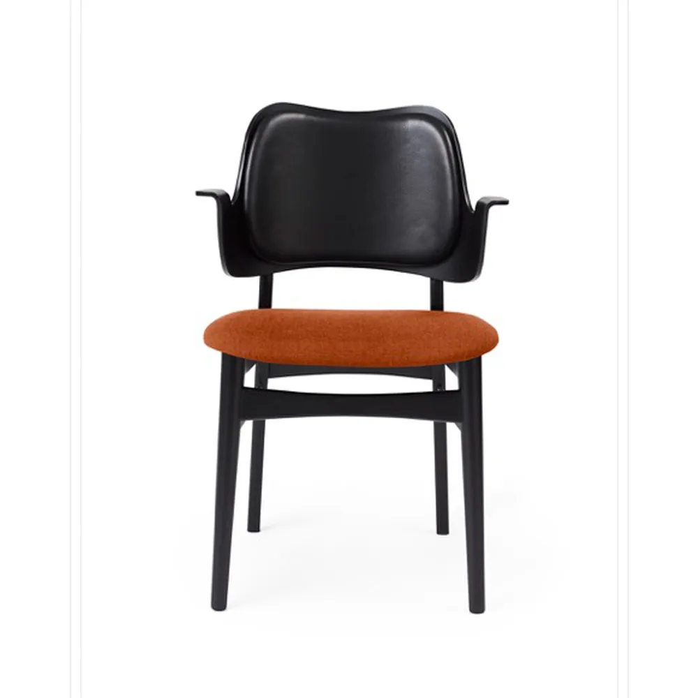 Gesture 椅子，软包座椅与靠背, Fabric rusty rosé, 皮革 backrest, 黑色 涂漆的 beech legs Warm Nordic