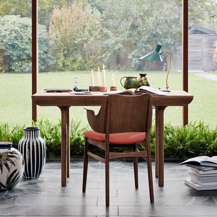 Gesture 椅子, upholstered seat 和 back, Fabric brick 红色, 皮革 backrest, 黑色 涂漆的 beech legs Warm Nordic
