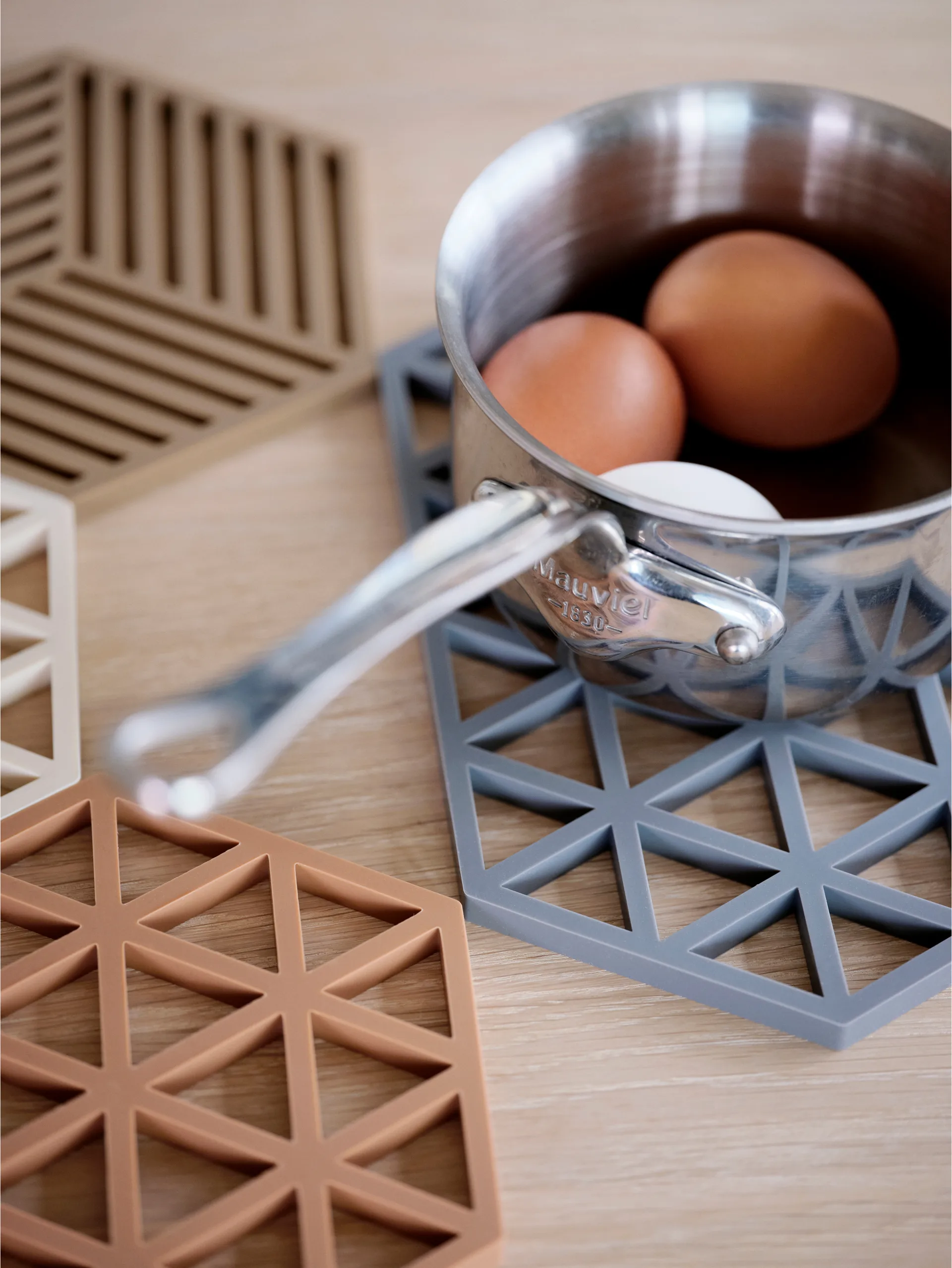 Triangle trivet, Light 红陶 Zone Denmark