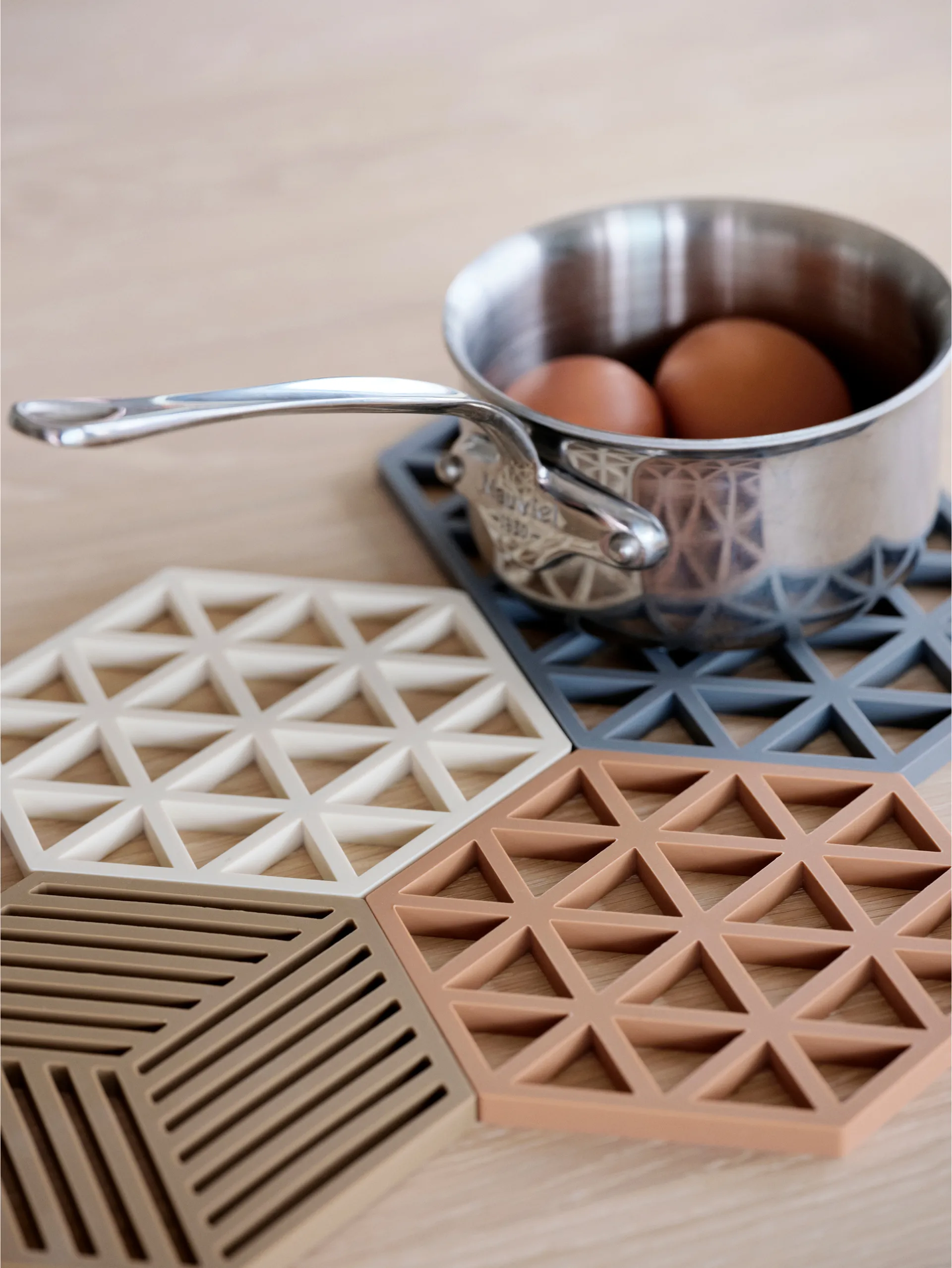Triangle trivet, Light 红陶 Zone Denmark