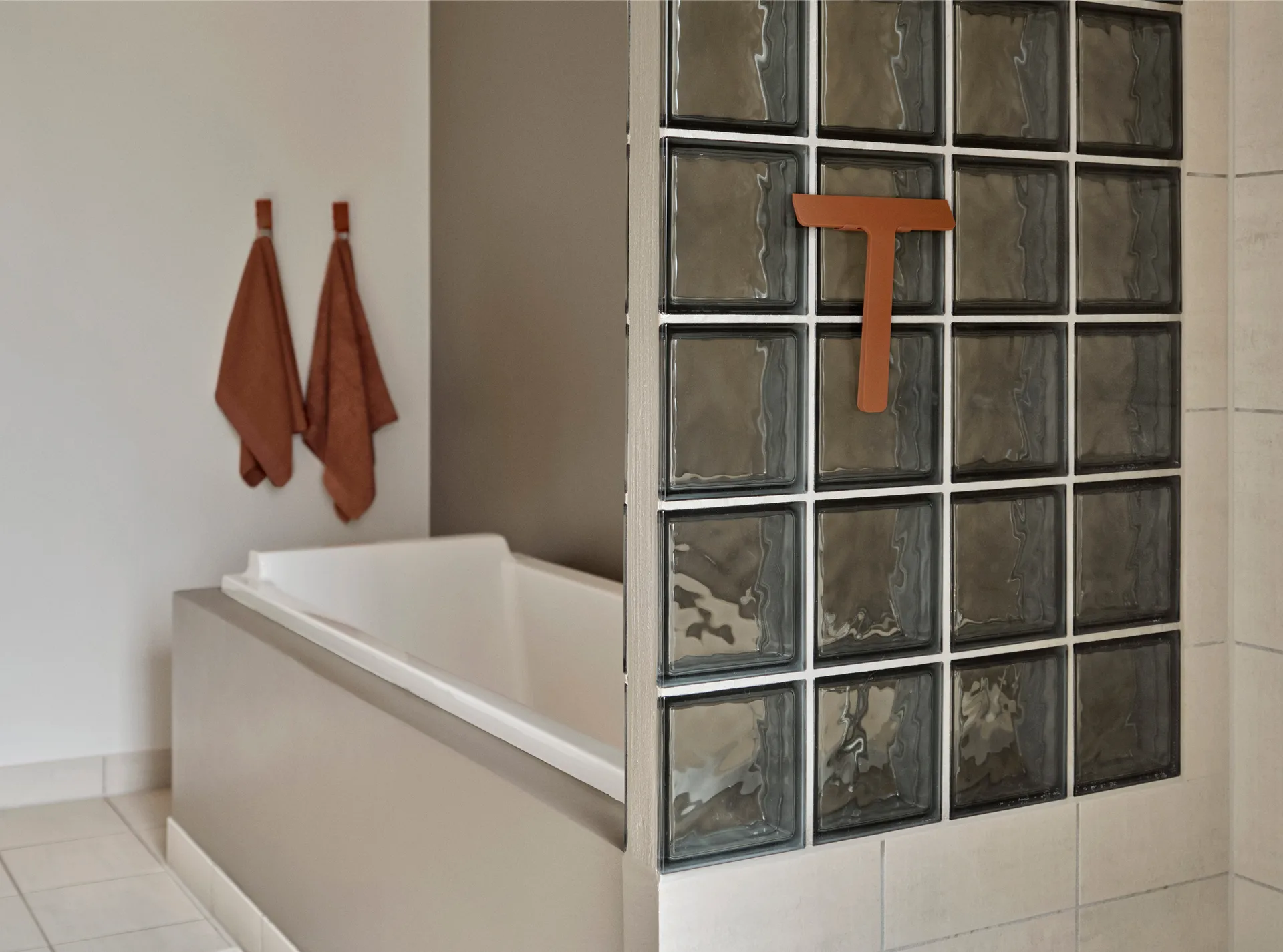 Ume scraper with holder, 红陶 Zone Denmark