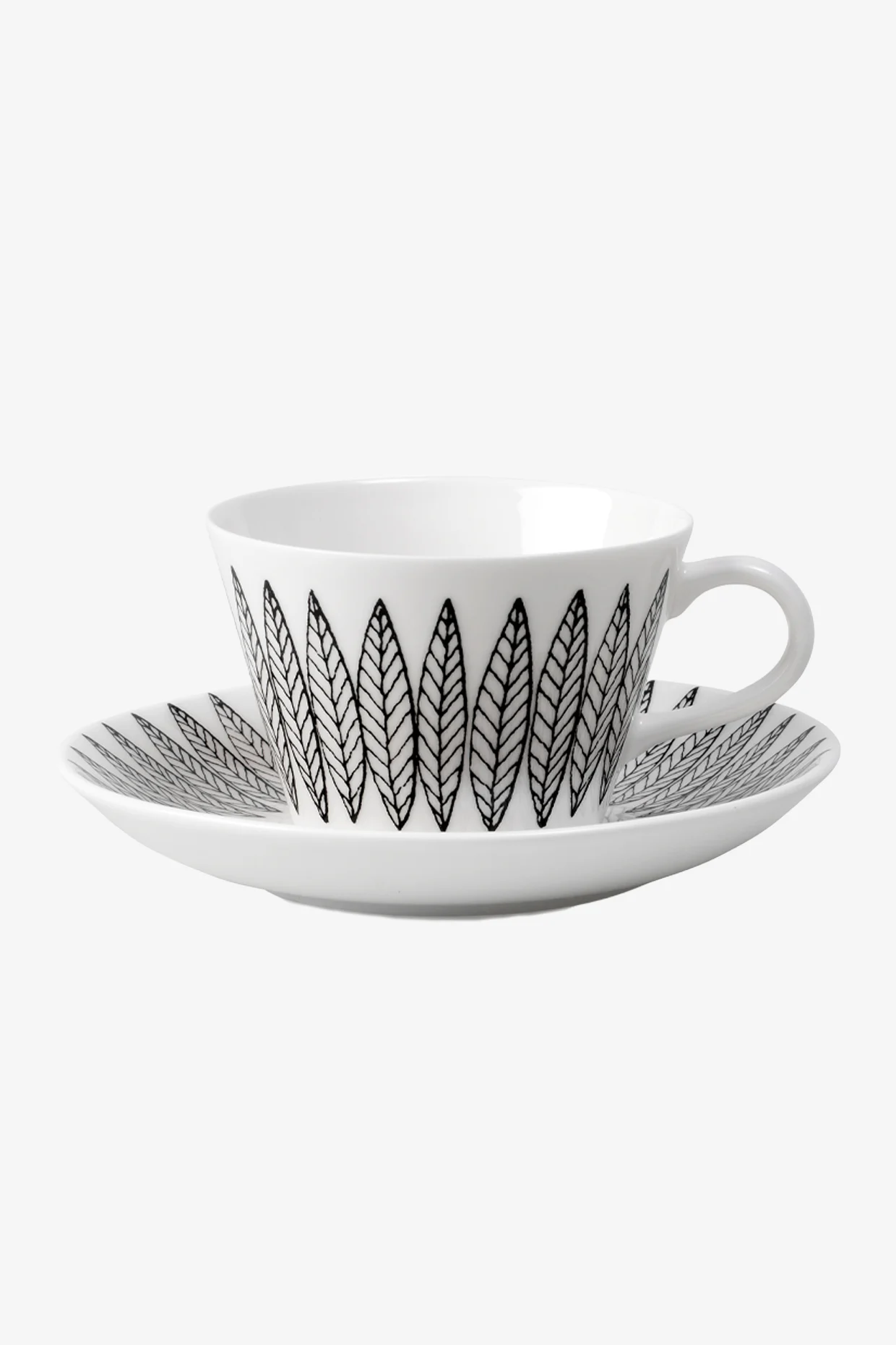带黑色叶子图案的白色茶杯和茶托。