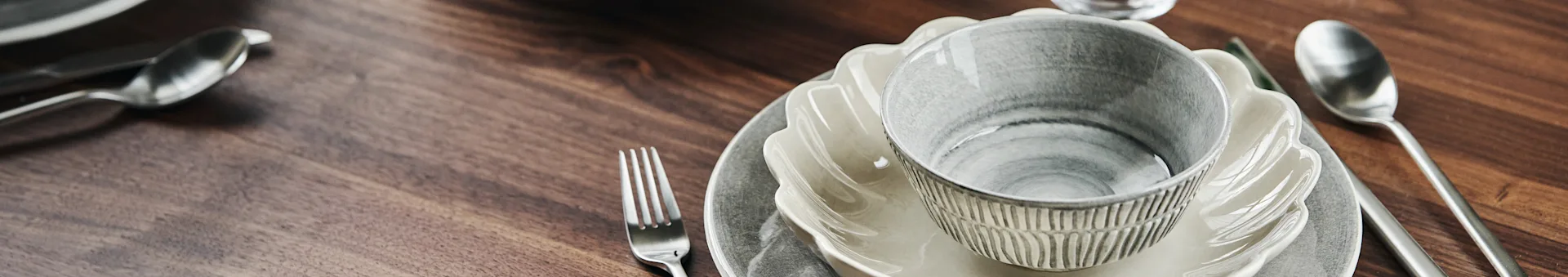 在北欧之巢获取餐桌布置灵感，比如图里用中性色调的Mateus餐具布置的餐桌。
