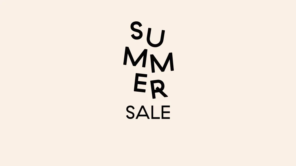 “SUMMER SALE”文字，“SUMMER”垂直堆叠并倾斜，“SALE”在其下方。