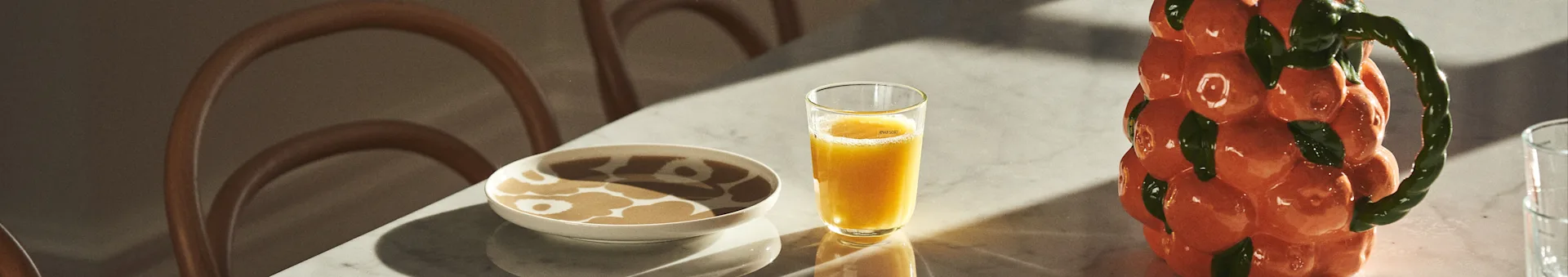 餐桌上摆放着Marimekko瓷器，BYON设计的橘子图案的水壶。
